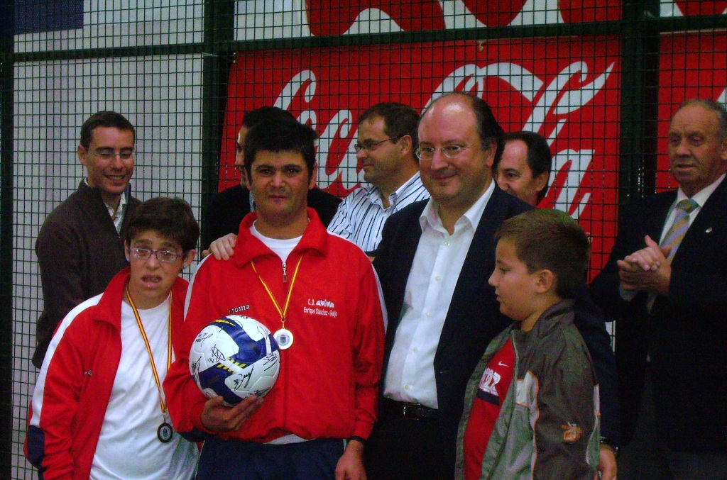 Victor recoge de Enrique Cabero el balon firmado de la Union Deportiva Salamanca